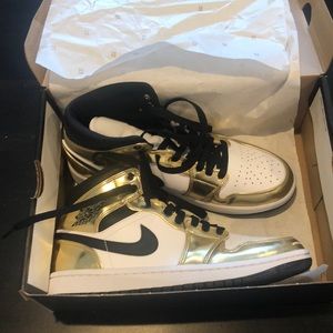 Air Jordan 1 Mid SE shoes